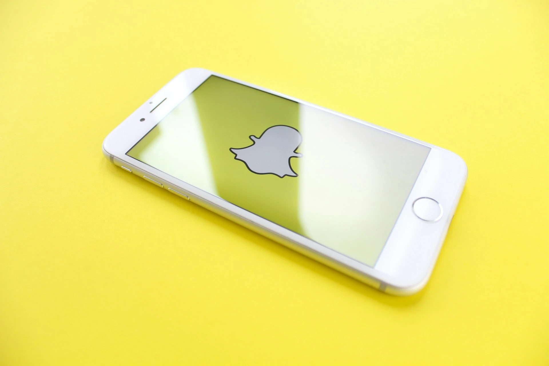 Snap ohla&scaron;uje velk&eacute; změny ve Snapchatu a nov&eacute; AR br&yacute;le