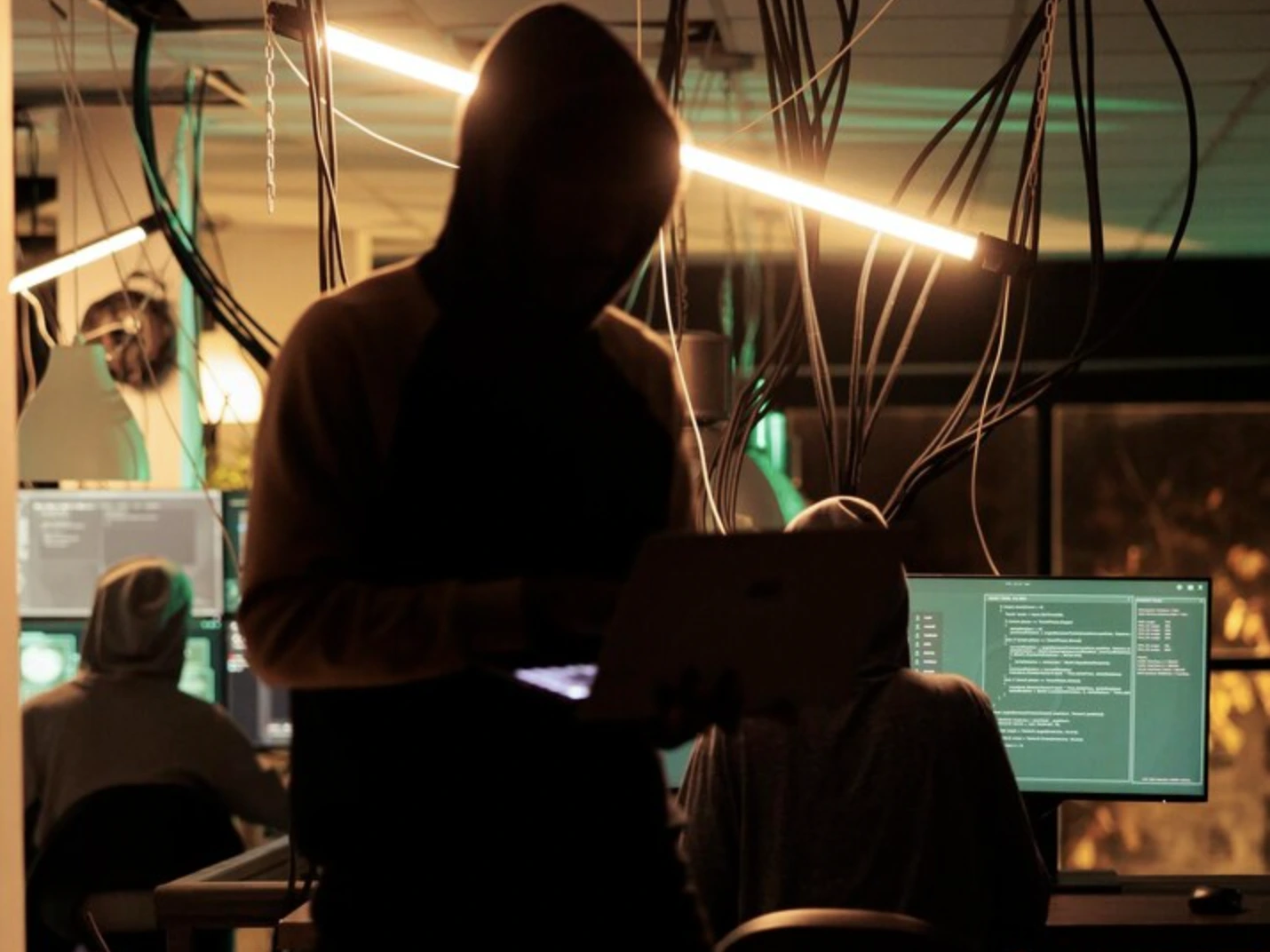 Skand&aacute;l s italsk&yacute;m hackov&aacute;n&iacute;m: Čtyři zatčen&iacute;, &scaron;edes&aacute;t pod vy&scaron;etřov&aacute;n&iacute;m
