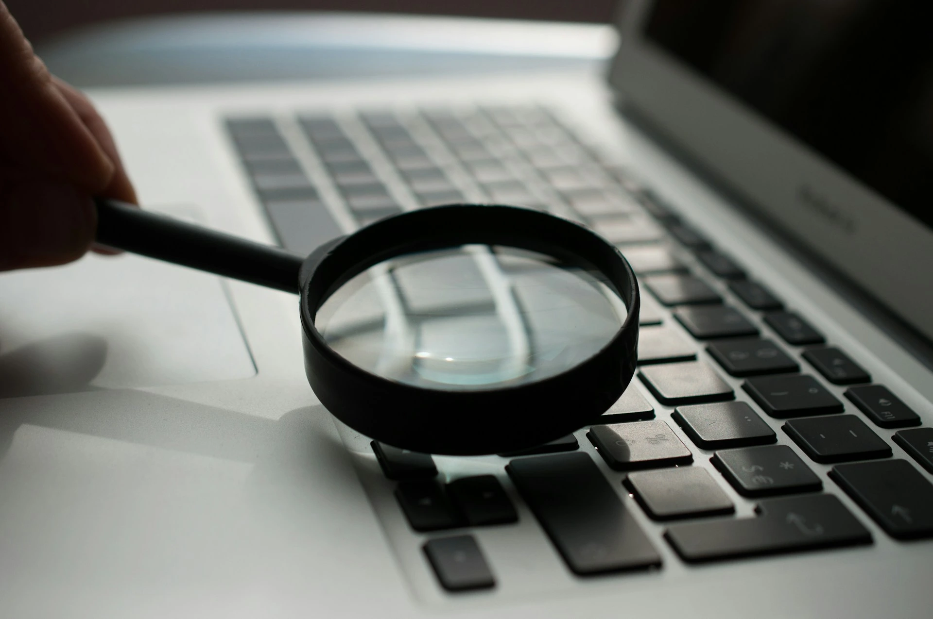Google DeepMind uv&aacute;d&iacute; open-source n&aacute;stroj na detekci vodoznaků, kter&yacute; pom&aacute;h&aacute; rozpozn&aacute;vat text generovan&yacute; umělou inteligenc&iacute;