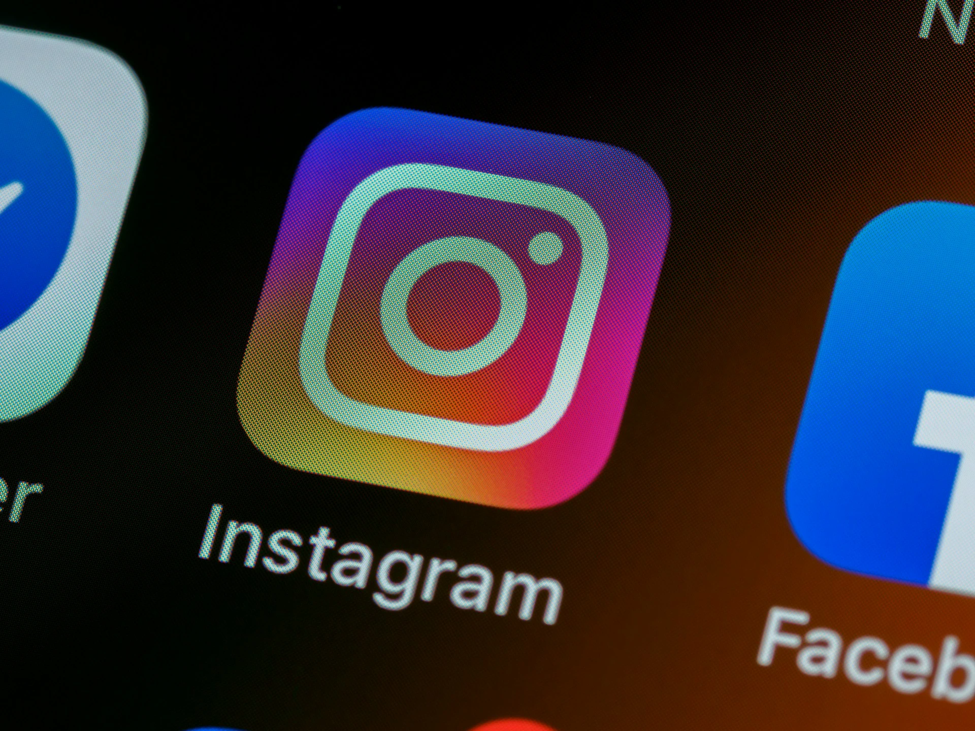 Meta propou&scaron;t&iacute; zaměstnance v několika oddělen&iacute;ch, včetně Instagramu a WhatsAppu