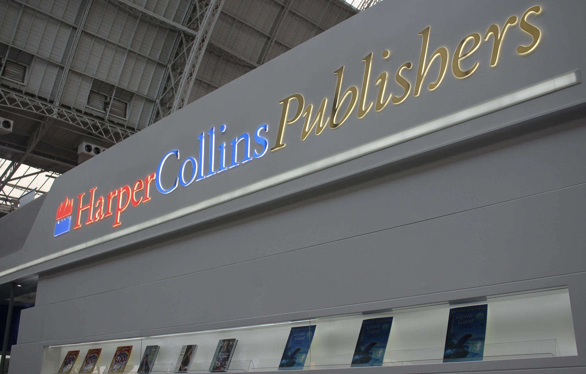Společnost HarperCollins spolupracuje s firmou zab&yacute;vaj&iacute;c&iacute; se umělou inteligenc&iacute;, autorky diskutuj&iacute; o &uacute;časti
