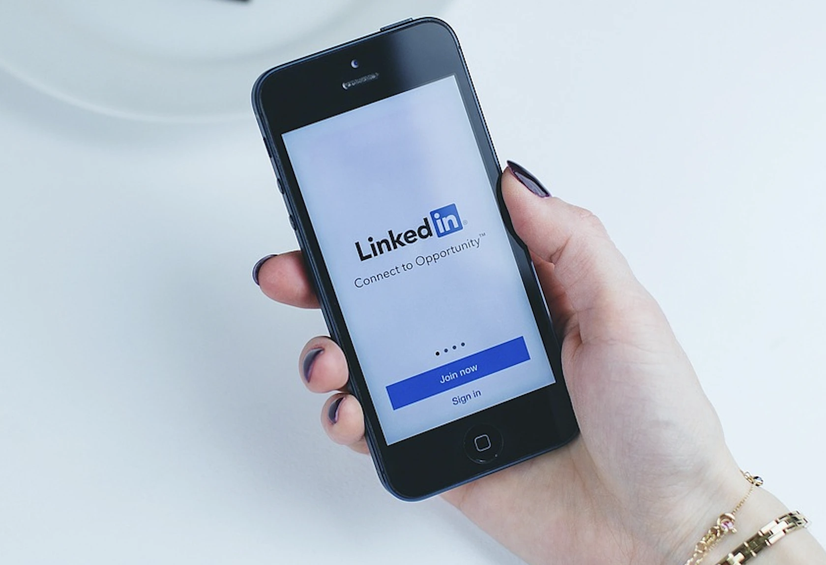 LinkedIn čel&iacute; žalobě za &uacute;dajn&eacute; sd&iacute;len&iacute; uživatelsk&yacute;ch zpr&aacute;v pro v&yacute;cvik AI modelů