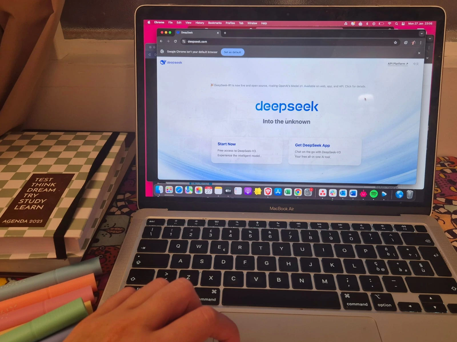 DeepSeek omezuje registrace po kybernetick&yacute;ch &uacute;toc&iacute;ch