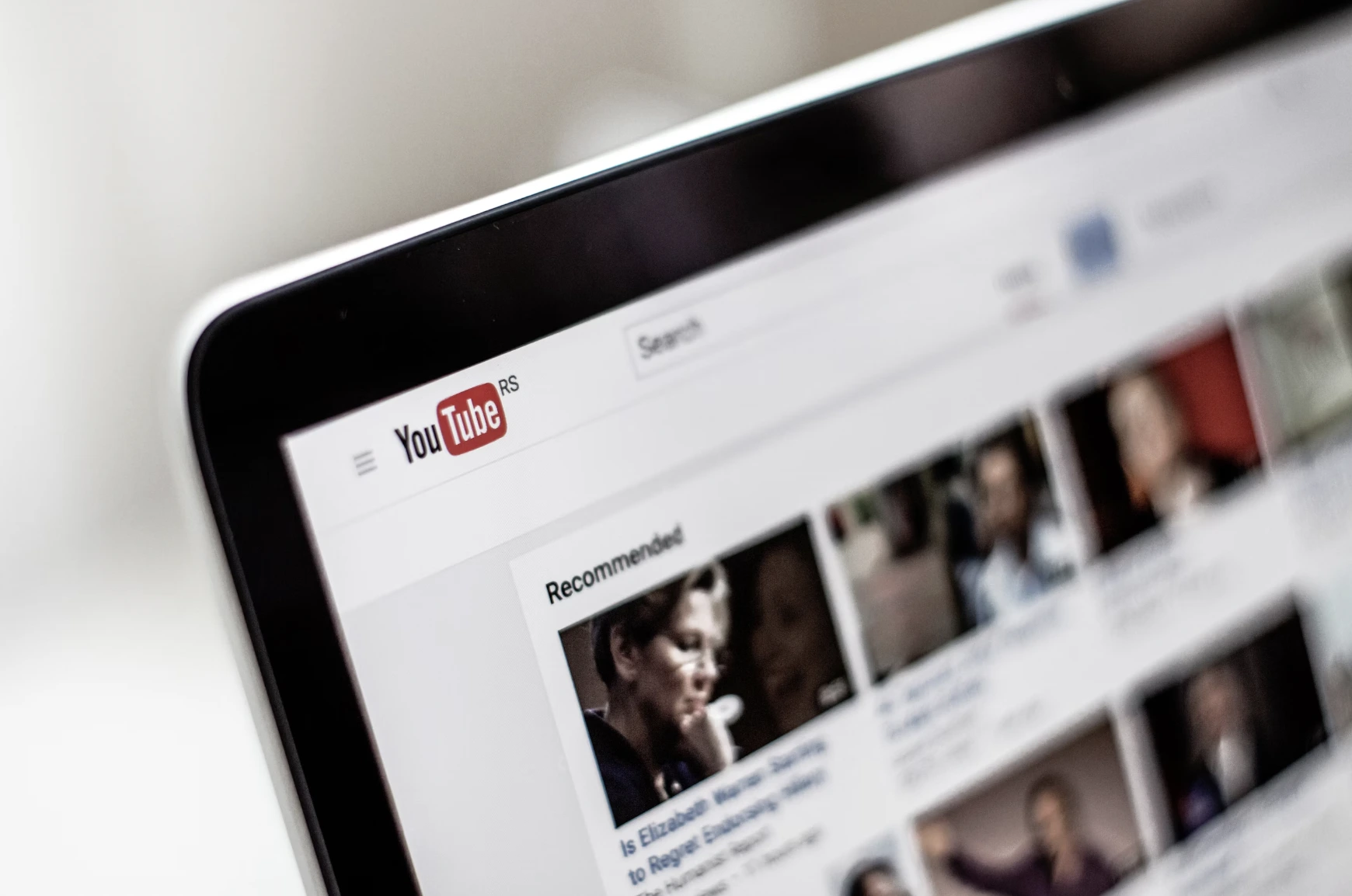 Hackeři vyd&iacute;raj&iacute; YouTubery, aby &scaron;&iacute;řili &scaron;kodliv&yacute; software