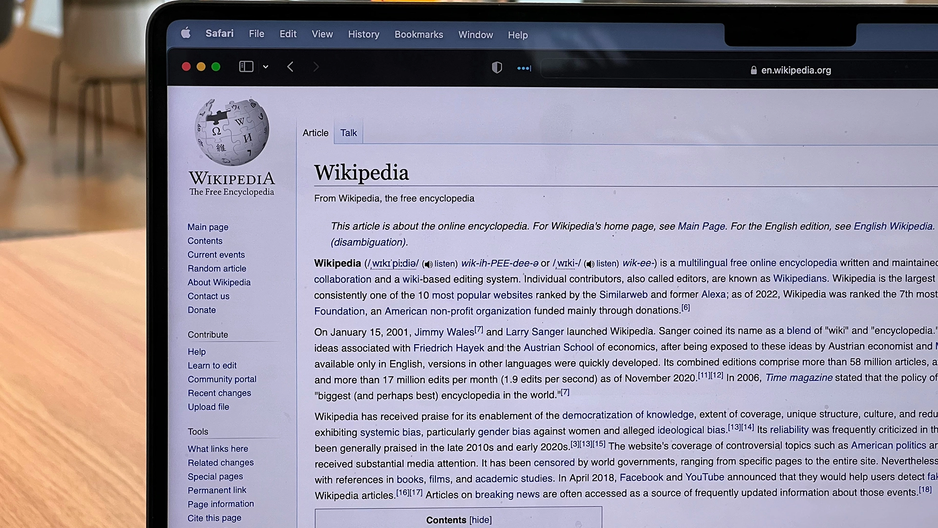 AI boti přetěžuj&iacute; servery Wikipedie