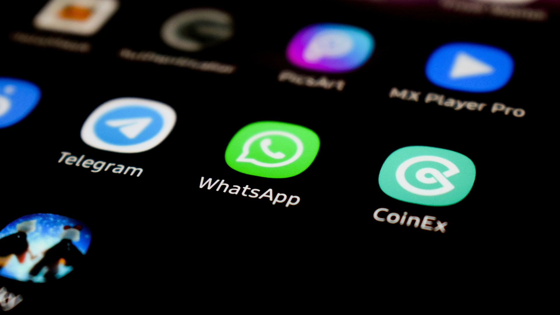WhatsApp spou&scaron;t&iacute; reklamy ve stavu, přid&aacute;v&aacute; placen&eacute; funkce kan&aacute;lů