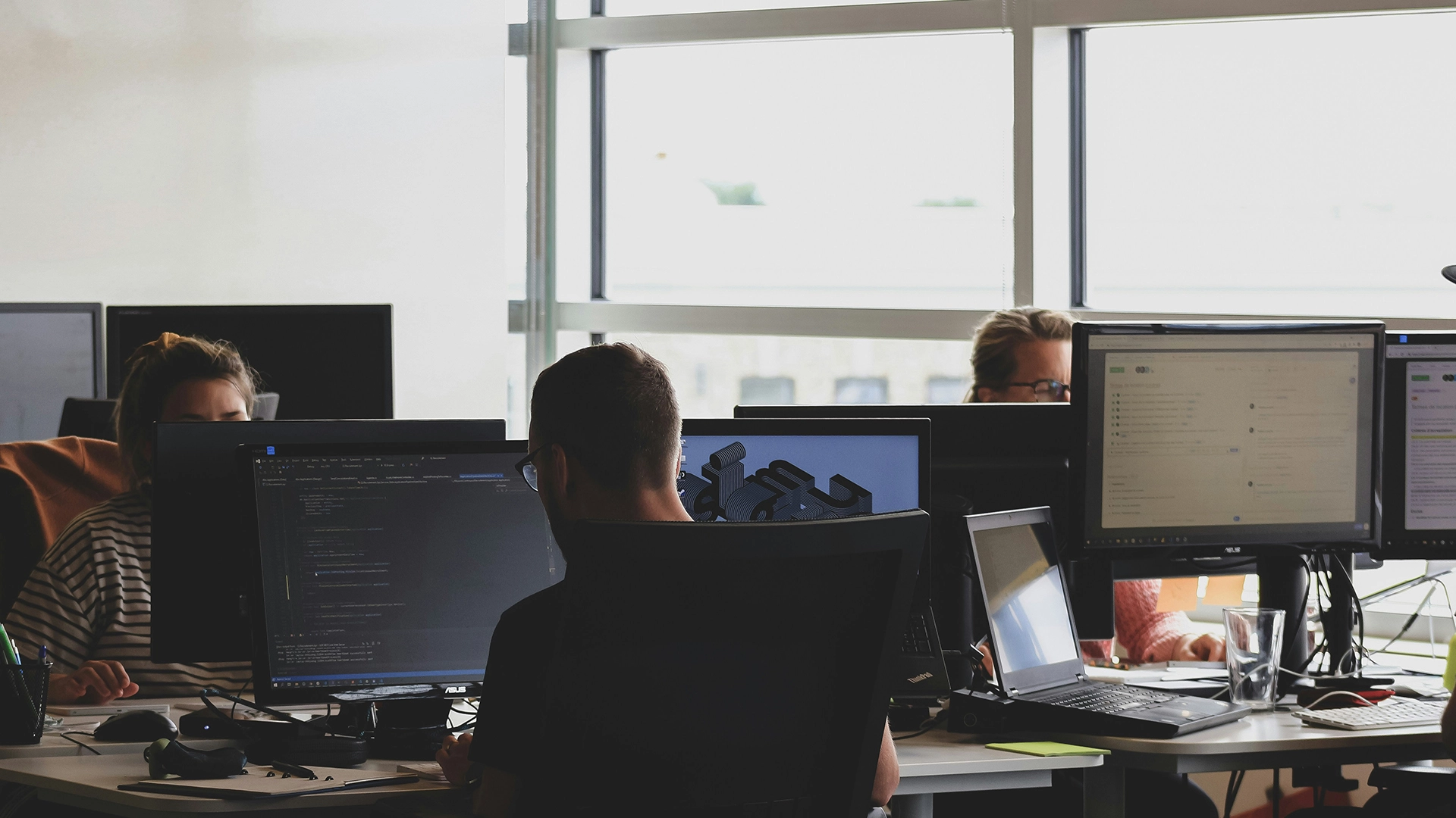 DOJ odhaluje severokorejsk&yacute; podvod s technologick&yacute;mi pracovn&iacute;mi m&iacute;sty pomoc&iacute; ukraden&yacute;ch americk&yacute;ch identit.