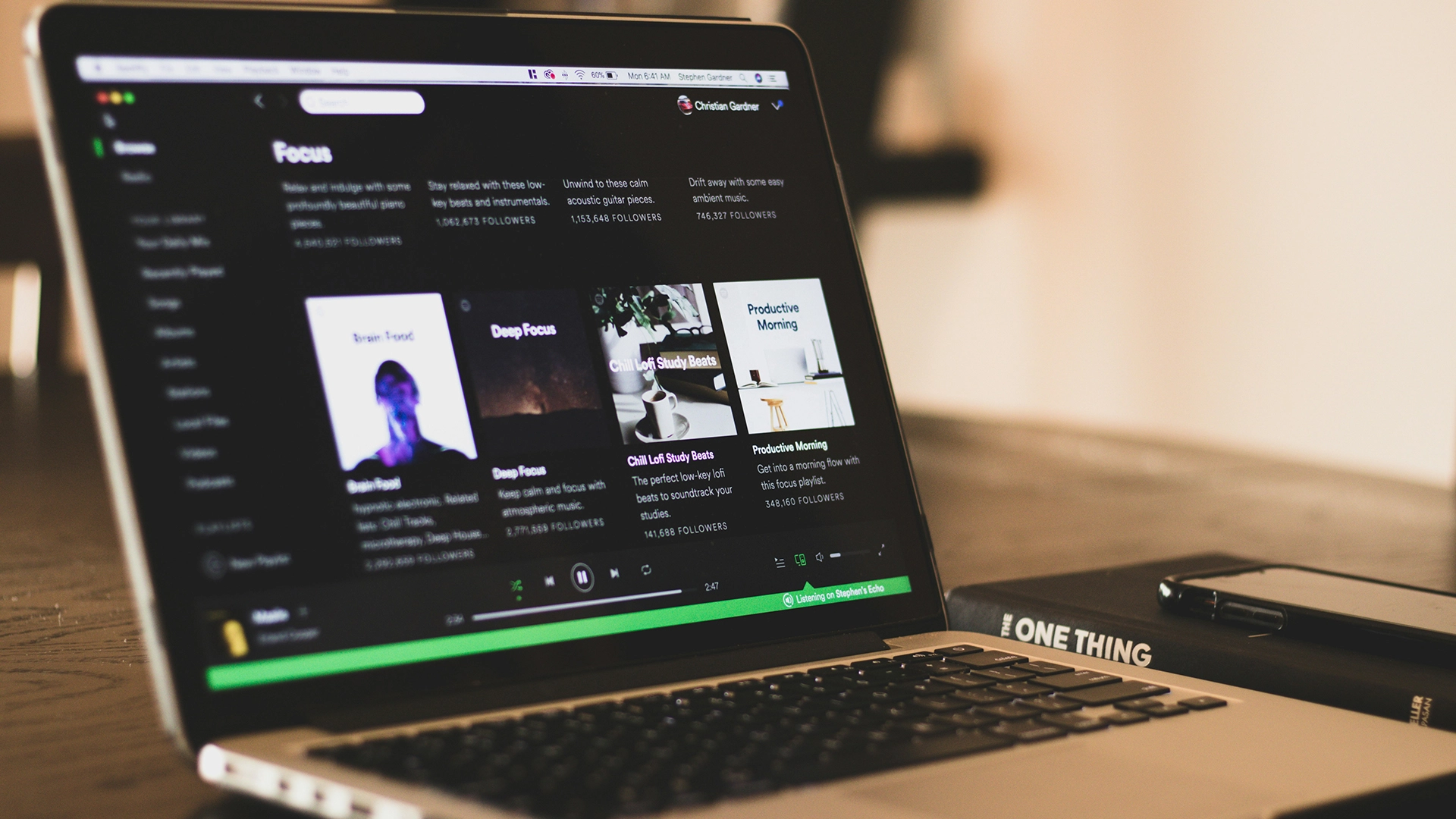 Spotify publikuje p&iacute;sně generovan&eacute; umělou inteligenc&iacute; pod jm&eacute;ny zesnul&yacute;ch umělců bez jejich svolen&iacute;.