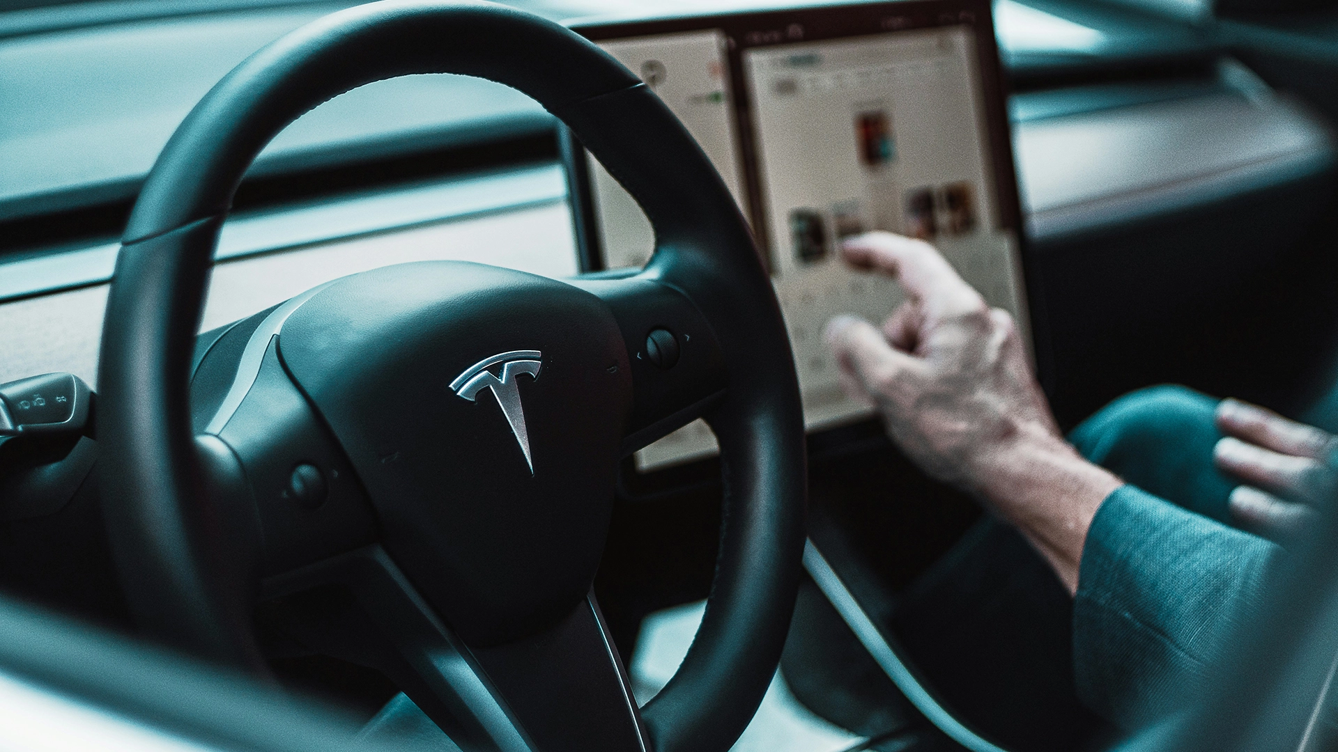 Tesla dostala pokutu 243 milionů dolarů pot&eacute;, co hacker obnovil data z nehody