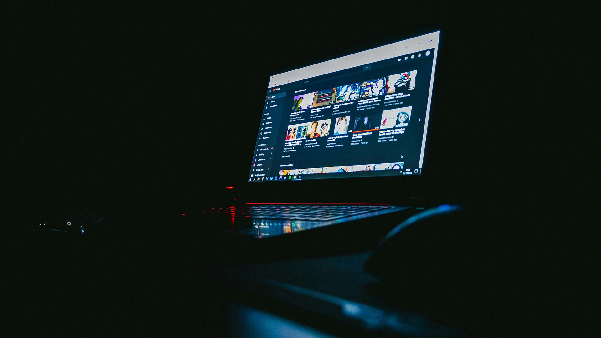 YouTube tajně použ&iacute;val umělou inteligenci k &uacute;pravě vide&iacute; tvůrců bez jejich souhlasu